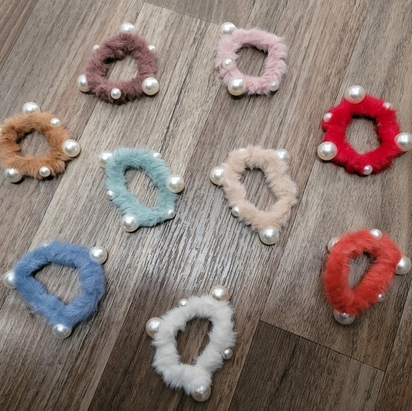 Scrunchies with pearl accents - Picture 4 of 4